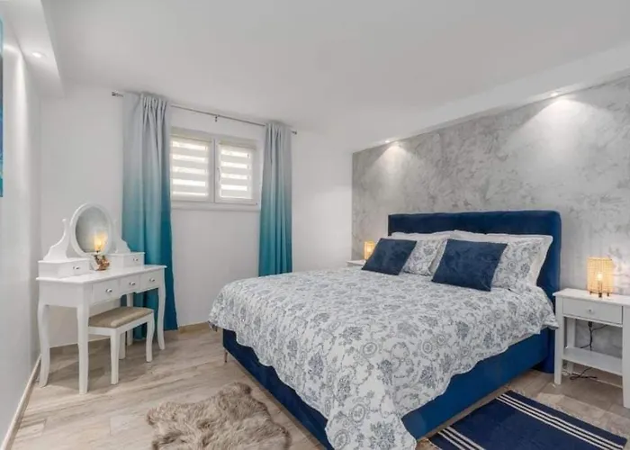 Apartman With Parking Space - 22308 *