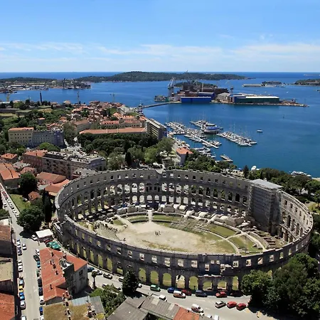 Apartment With A Parking Space - 22308 Pula